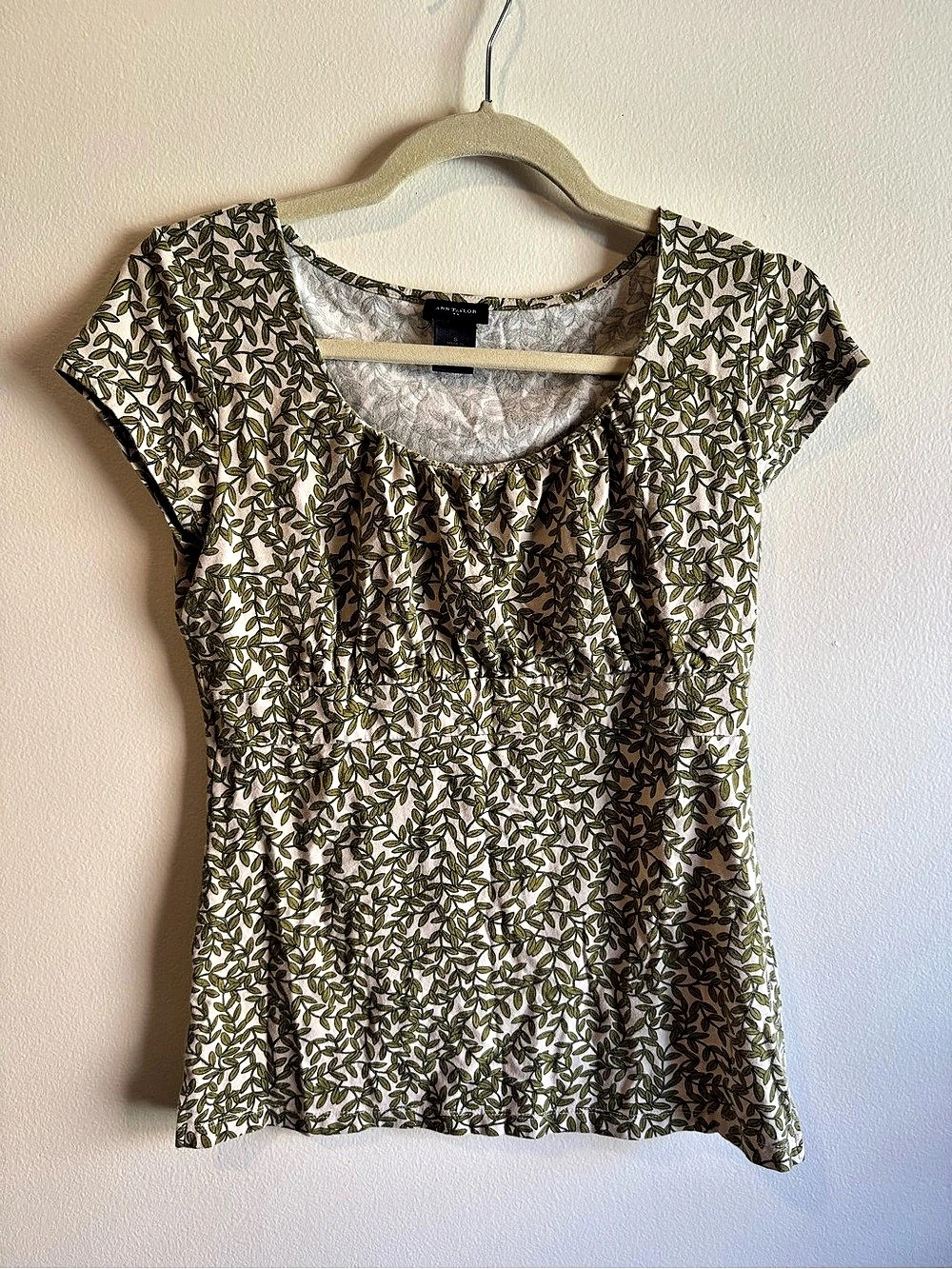 Ann Taylor Floral Short Sleeve Top in Green & White Size Small Like New
